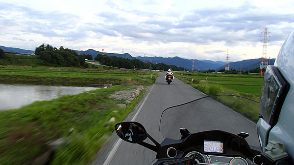 田んぼの中の農道の様な道も走行